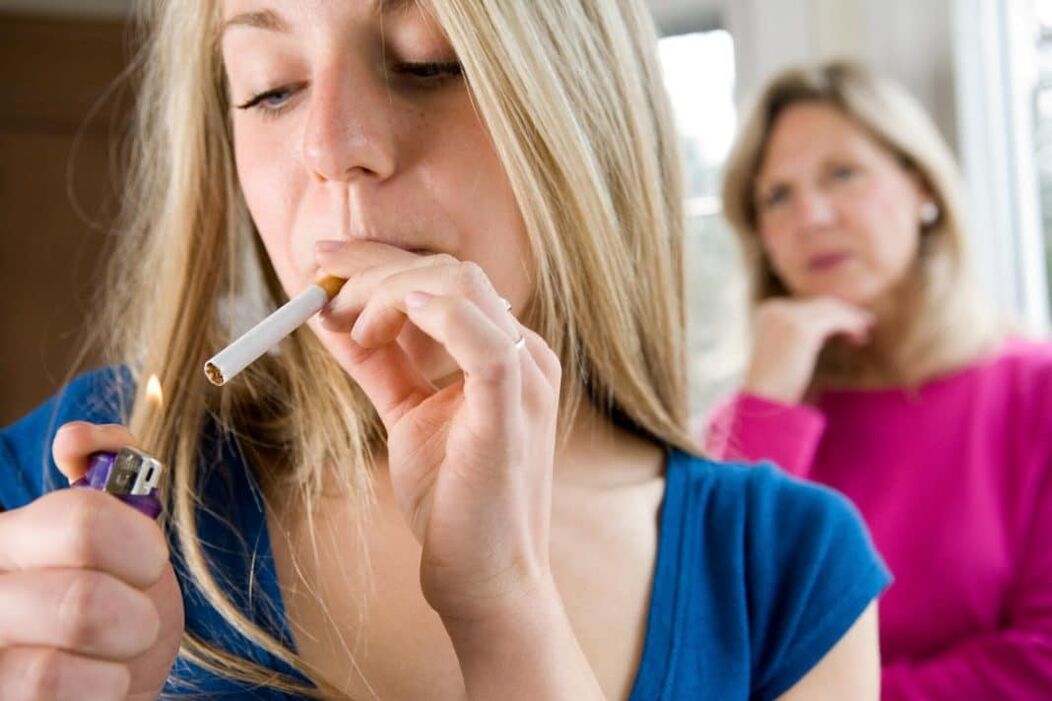 Rodinné vztahy mohou vést ke kouření mezi teenagery