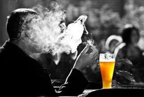pití alkoholu stimuluje nutkání kouřit