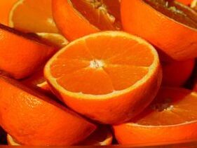 vitamin C obsažený v pomerančích je eliminován nikotinem