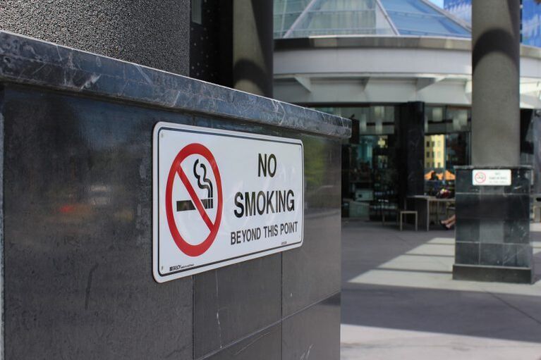 zákaz kouření na veřejných místech podporuje odvykání kouření