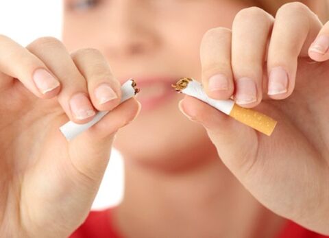 dívka rozbije cigaretu a přestane kouřit